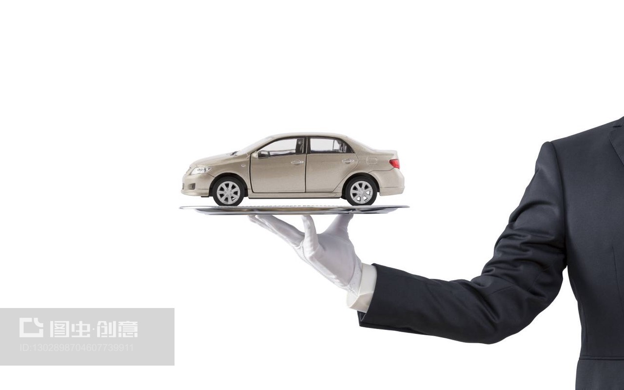 商人在银盘上提供金色汽车